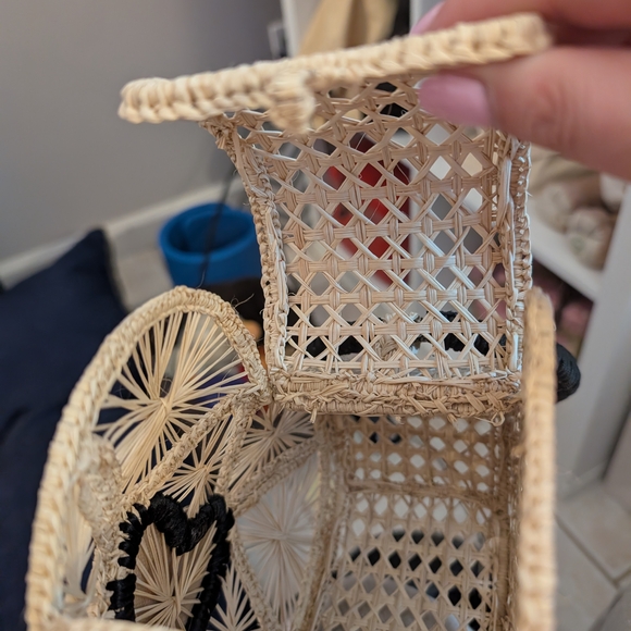 Pinup Couture Heart-Shaped Woven Clutch with Beaded Design - Picture 2 of 2